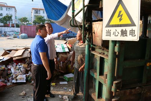 張愛民同志檢查鵬新區大新五金加工場機械設備